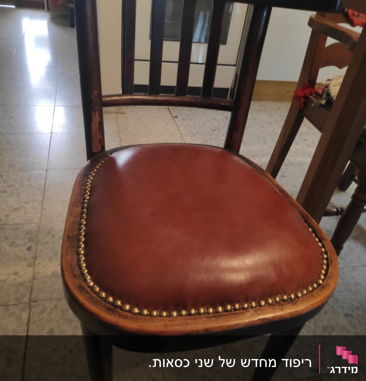 כיסא עץ עם ריפוד עור חום ומסמרים דקורטיביים
